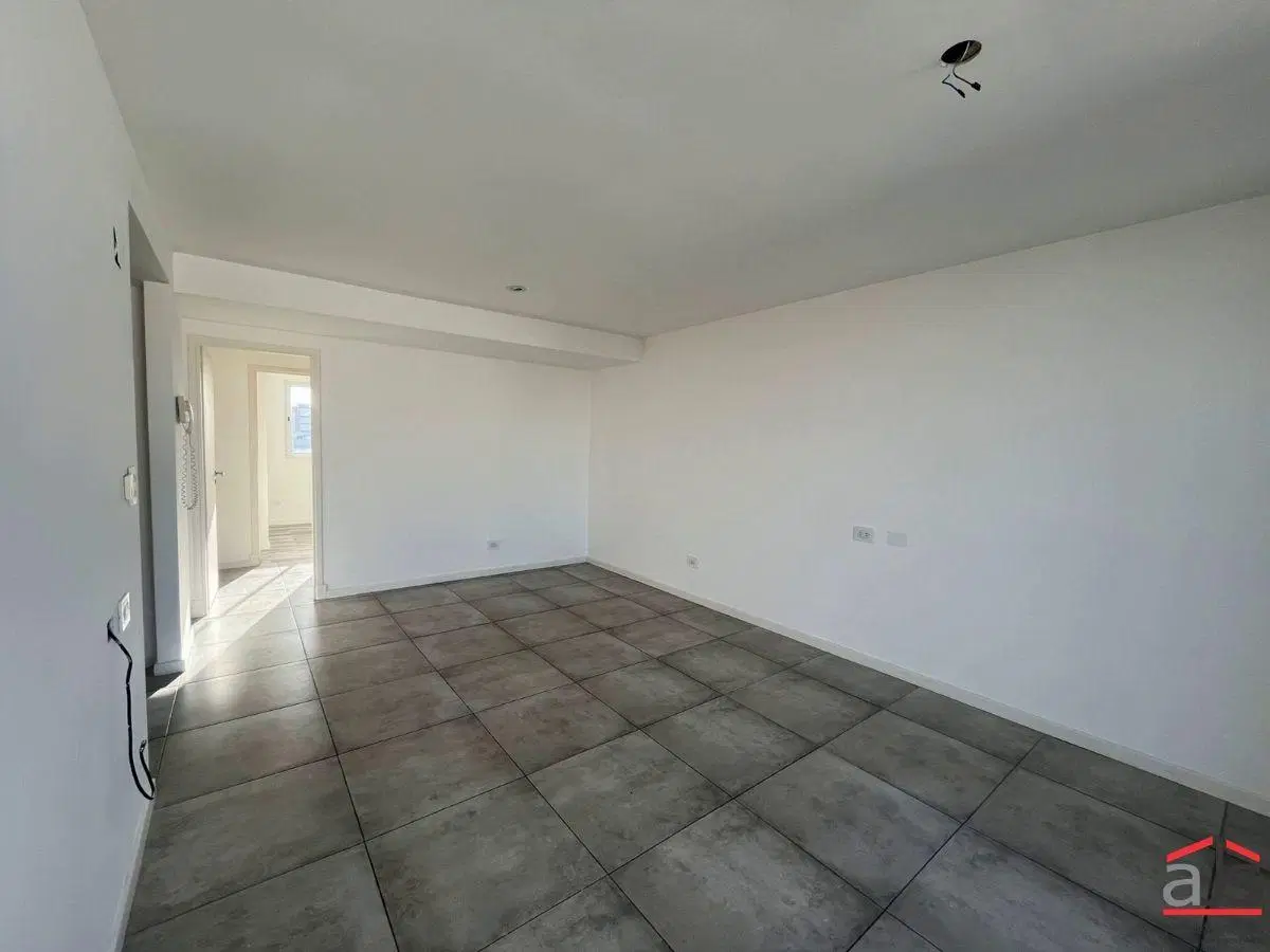 Moderno semipiso de 3 ambientes con cochera cubierta 2