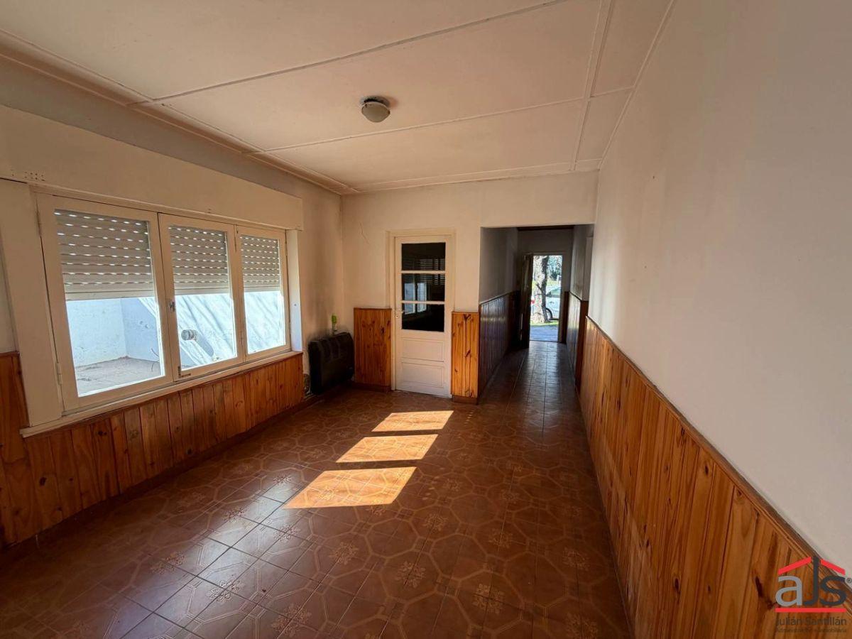 Foto de Casa de 3 ambientes con local, garaje y patios en esquina – Daireaux, imagen 3