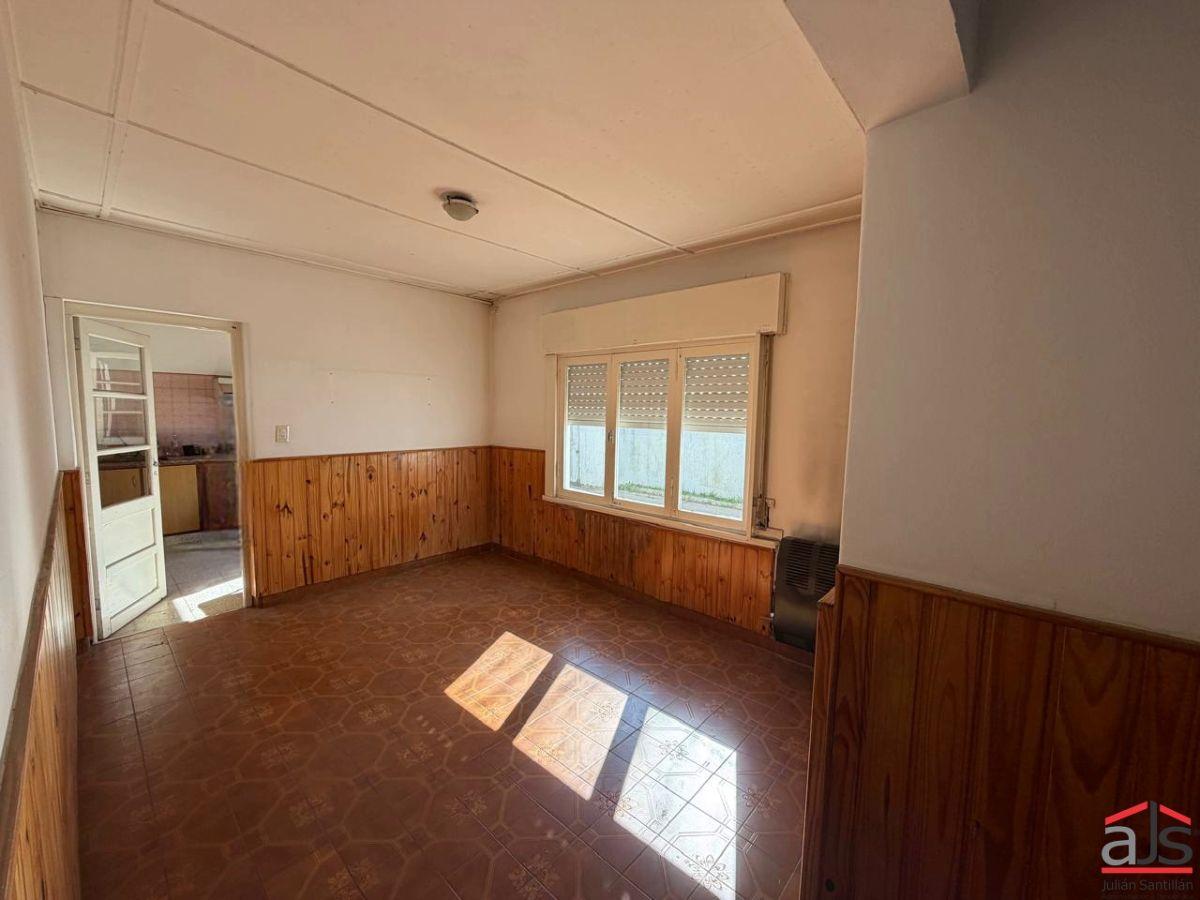 Foto de Casa de 3 ambientes con local, garaje y patios en esquina – Daireaux, imagen 2