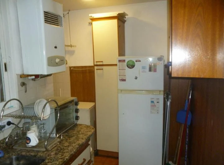 Luminoso Departamento de 4 ambientes con cochera, cocina equipada, balcón, estar comedor pisos de ma 4