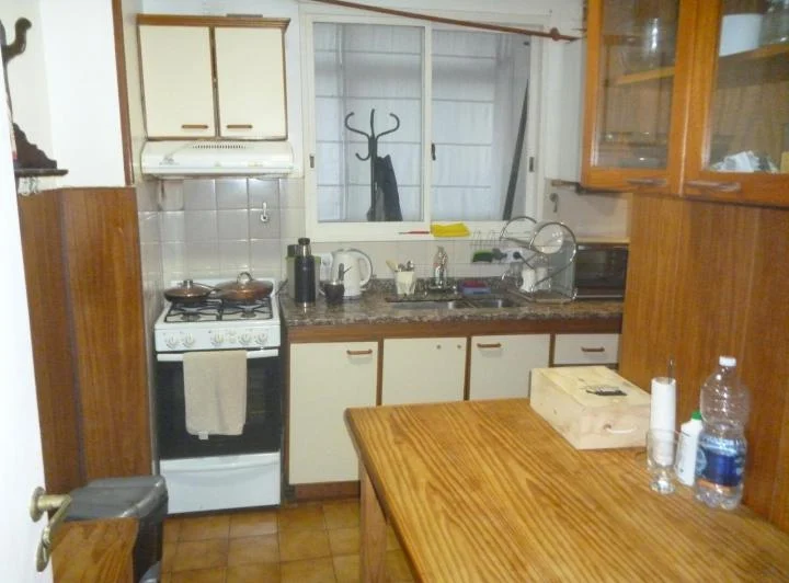 Luminoso Departamento de 4 ambientes con cochera, cocina equipada, balcón, estar comedor pisos de ma 3