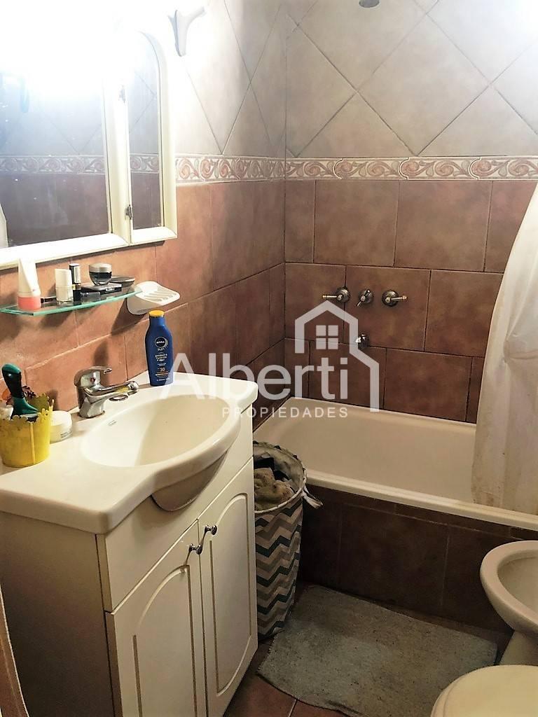 Foto de VENTA - CHALET con FONDO y QUINCHO HAEDO NORTE., imagen 2
