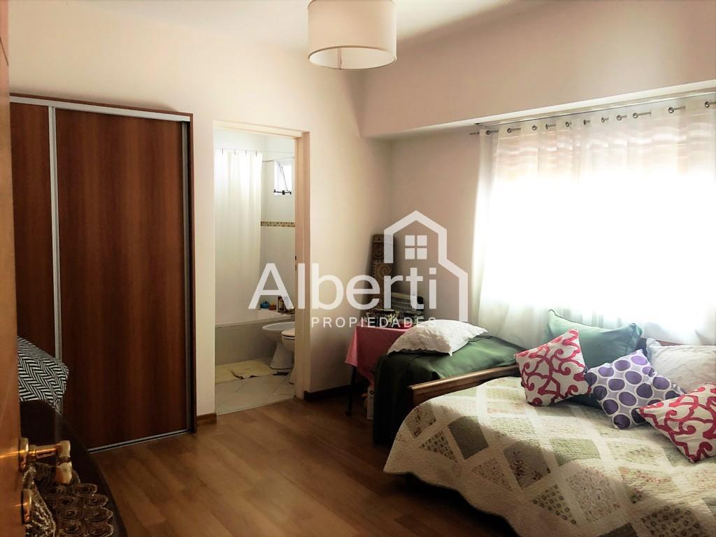 Venta, Casa 2 Dorm., Patio, Terraza y Cochera, Haedo Sur. 2