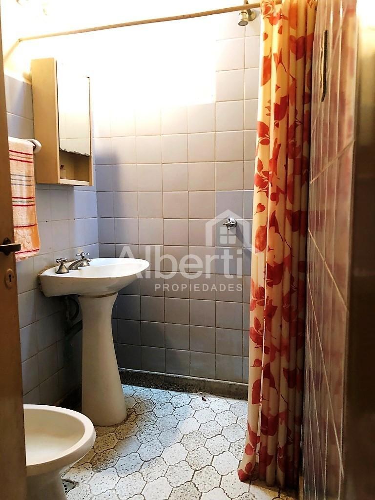 VENTA CASA P.H. 3 AMB - CASTELAR EXCELENTE UBICACIÓN.