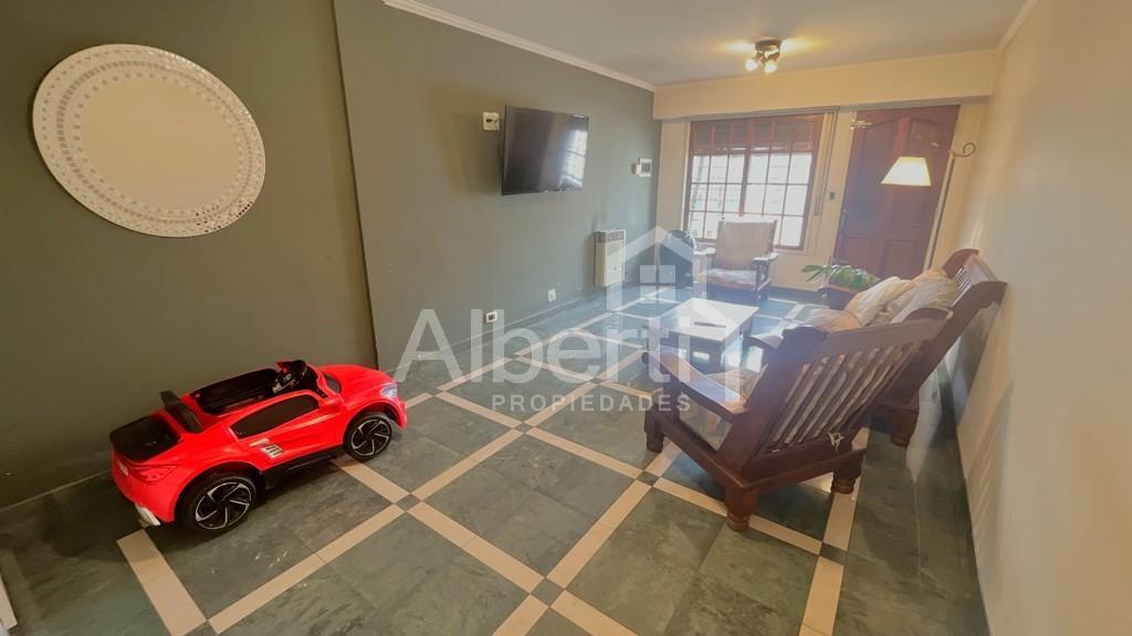 Venta Haedo. Triplex con Cochera y Fondo Parquizado. 3