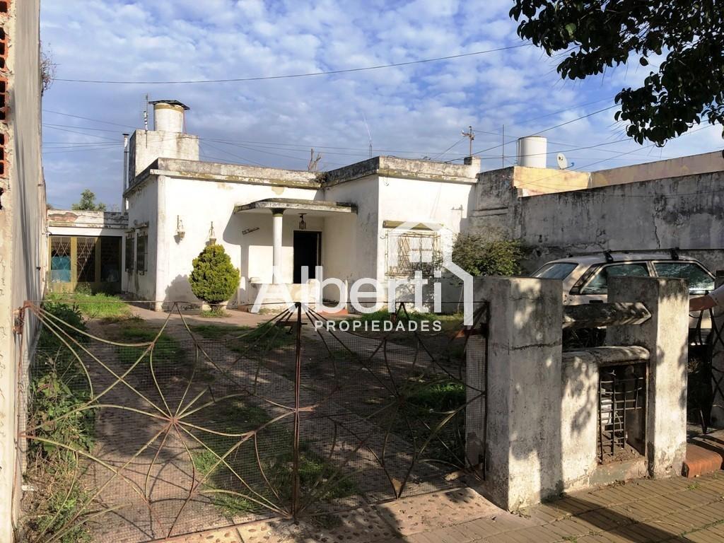 Venta - Lote con Casa a Reciclar en Haedo. 4