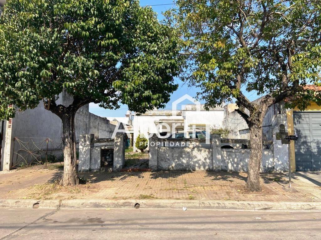 Venta - Lote con Casa a Reciclar en Haedo. 2