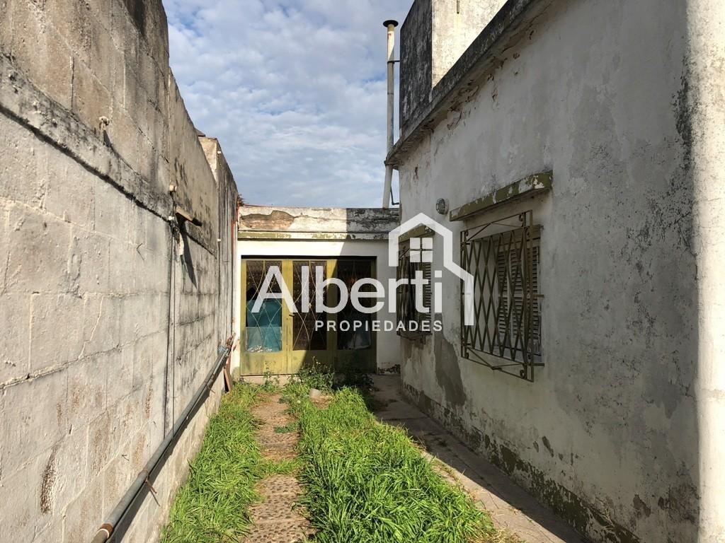 Venta - Lote con Casa a Reciclar en Haedo. 3