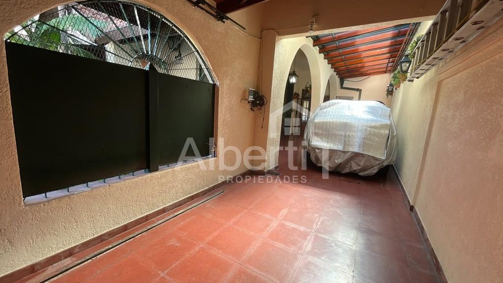 Foto de VENTA - CHALET 6 AMBIENTES, HAEDO, FONDO, PILETA., imagen 3
