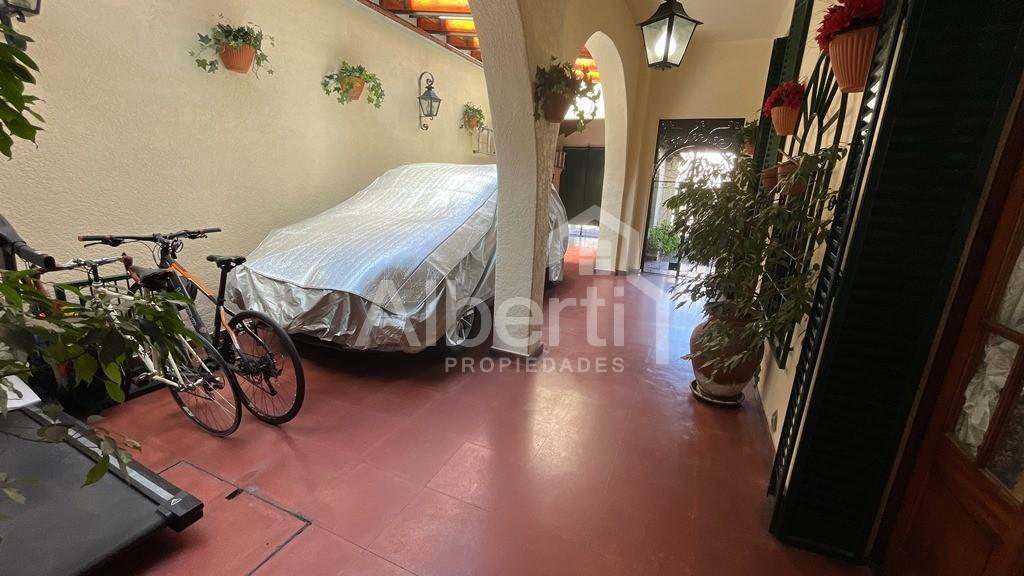 Foto de VENTA - CHALET 6 AMBIENTES, HAEDO, FONDO, PILETA., imagen 2