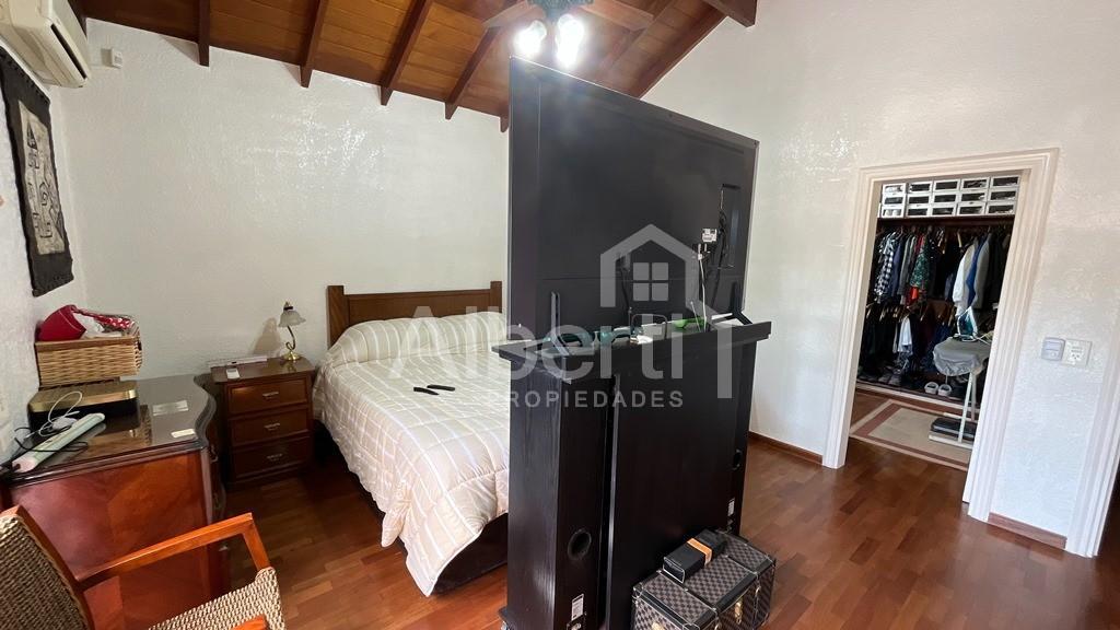 Foto de VENTA - CHALET 6 AMBIENTES, HAEDO, FONDO, PILETA., imagen 5