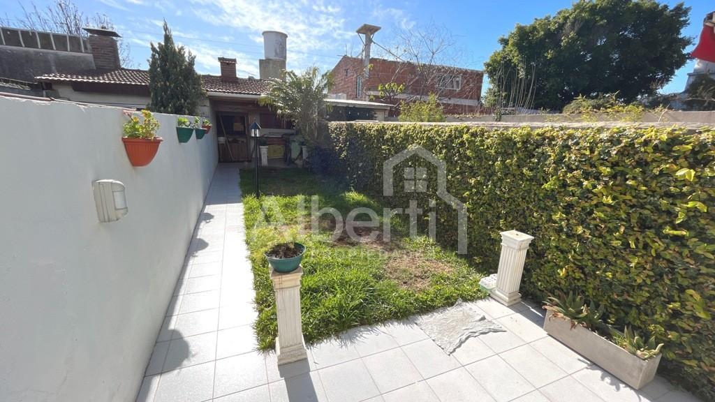 VENTA - TRIPLEX, HAEDO, 4 AMBIENTES, PARQUE, QUINCHO.