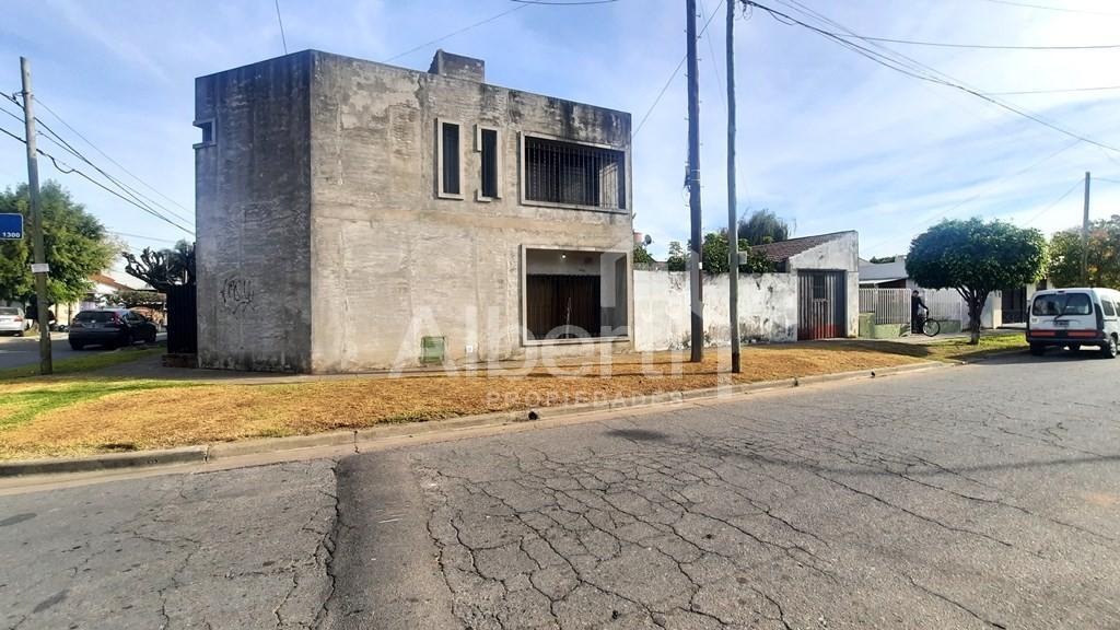 VENTA CASA 6 AMBIENTES EN VILLA LUZURIAGA.