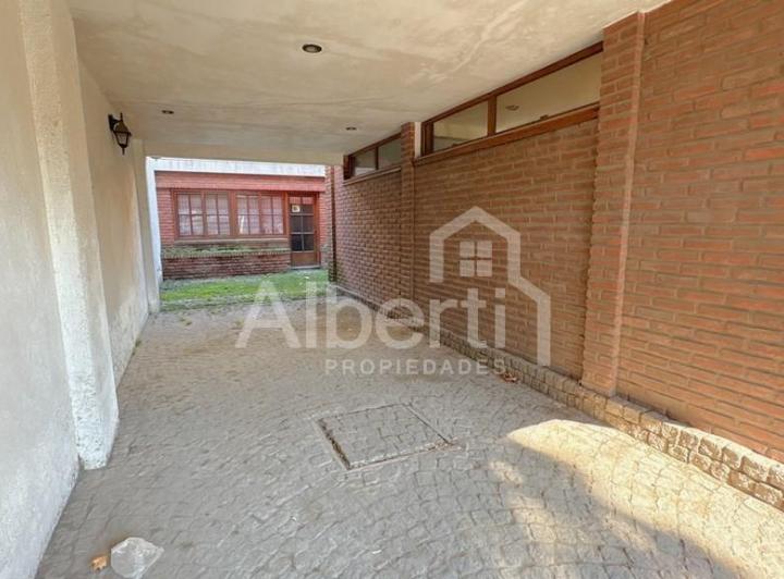 VENTA CHALET 6 AMBIENTES + LOTE LINDERO EN HAEDO NORTE.