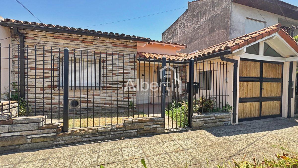 VENTA CHALET 4 AMBIENTES EN HAEDO SUR.