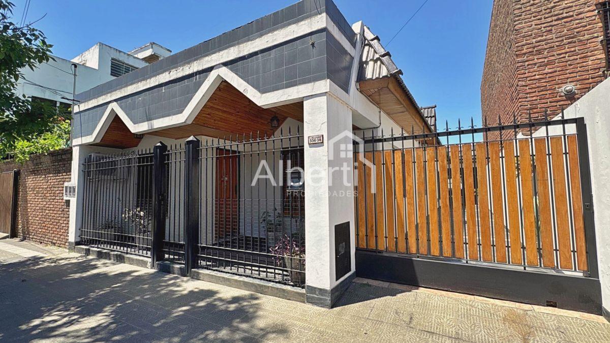 VENTA CASA 4 AMBIENTES EN MORÓN SUR CON QUINCHO Y PILETA.