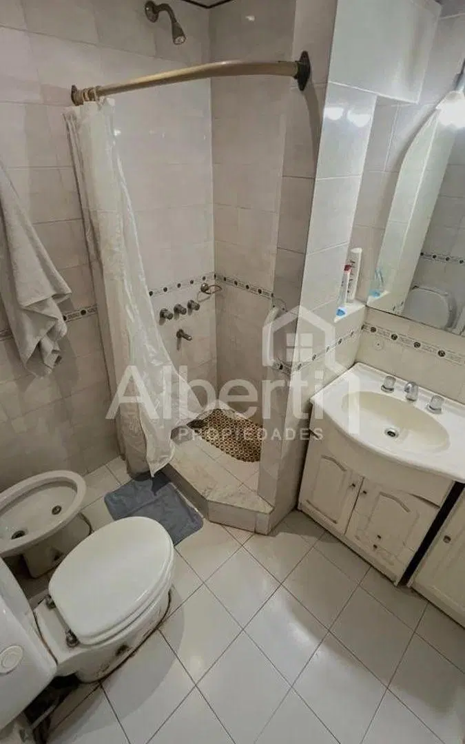 VENTA CASA 4 AMBIENTES EN HAEDO NORTE CON PILETA. 2