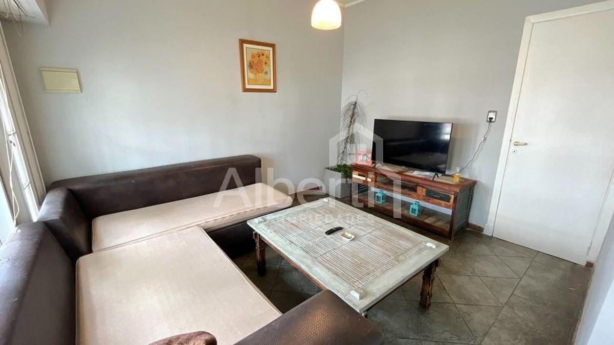 VENTA CASA 4 AMBIENTES EN HAEDO NORTE CON PILETA.
