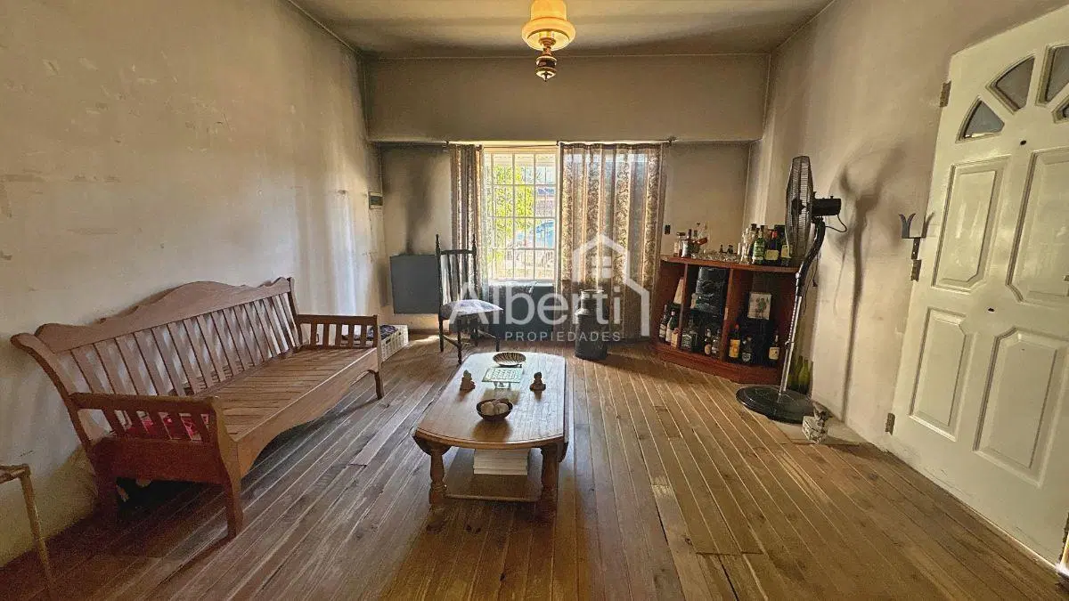 VENTA AMPLIA CASA 4 AMBIENTES EN HAEDO SUR. 5