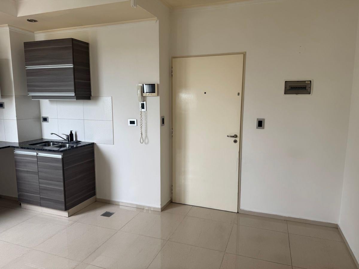 Foto de Departamento 2 ambientes en alquiler en Monte Castro, imagen 3