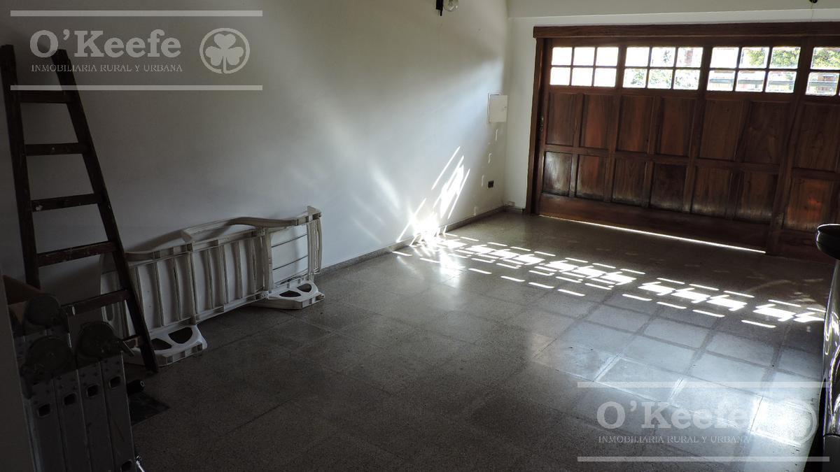 En Berazategui Hermoso Chalet de 8 Ambientes con Parque y Pileta en Venta Sobre Terreno de 1940 m². 2