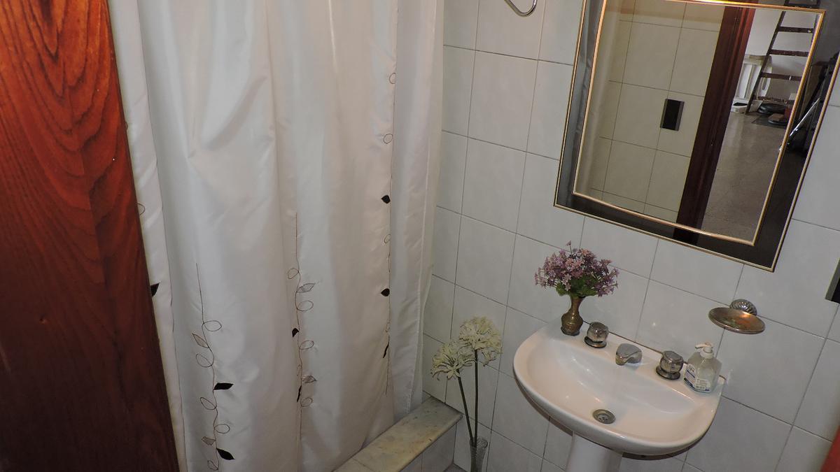 En Berazategui Hermoso Chalet de 8 Ambientes con Parque y Pileta en Venta Sobre Terreno de 1940 m². 3