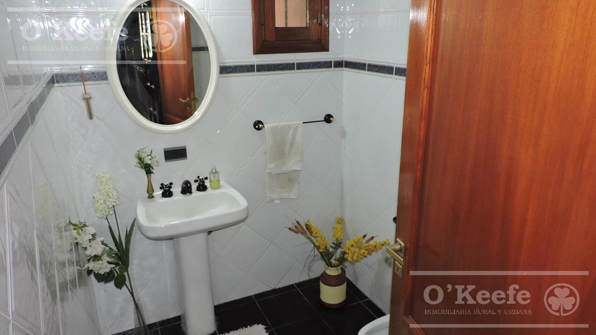 En Berazategui Hermoso Chalet de 8 Ambientes con Parque y Pileta en Venta Sobre Terreno de 1940 m². 4