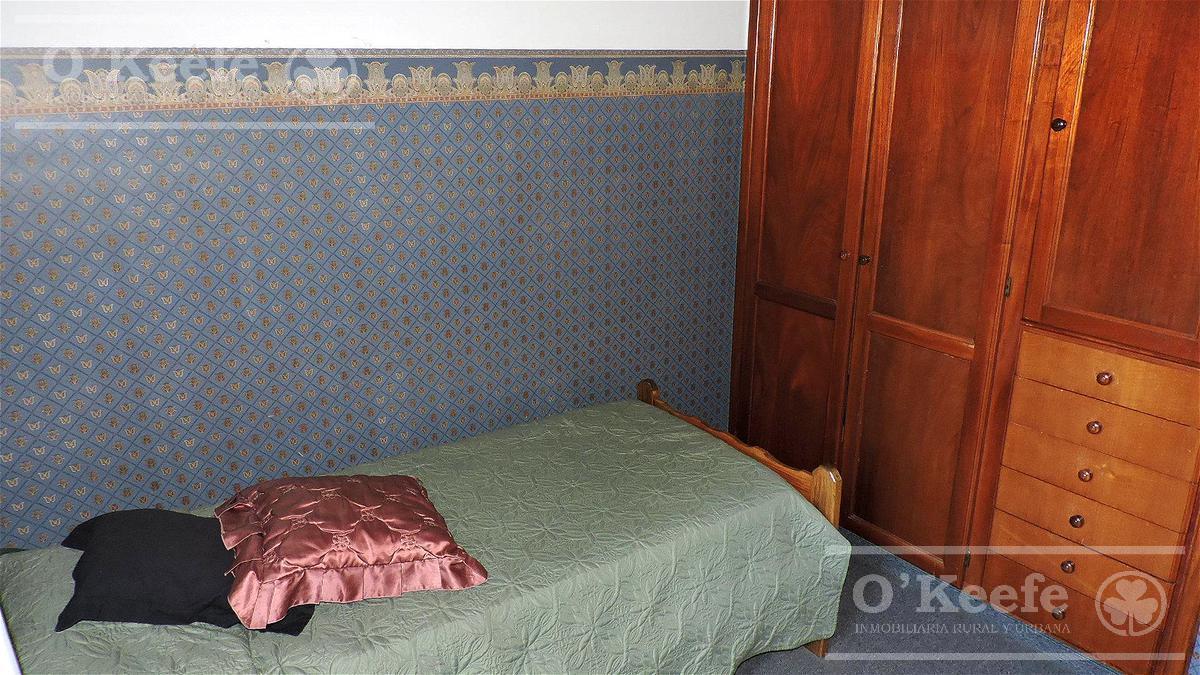 En Berazategui Hermoso Chalet de 8 Ambientes con Parque y Pileta en Venta Sobre Terreno de 1940 m². 5
