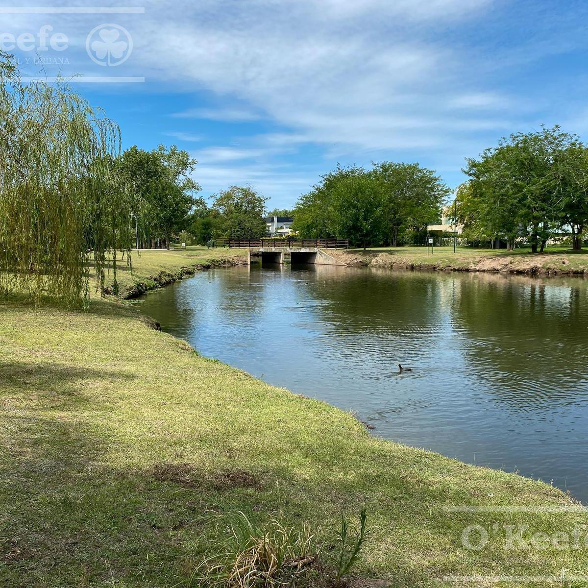 Casa de Estilo Moderno en Venta con Cuatro Dorm. en Fincas de Hudson 1