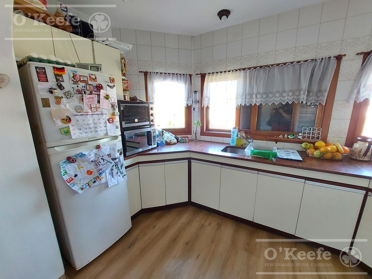 Foto de Casa de 6 ambientes en venta - Barrio Parque Bernal, imagen 2