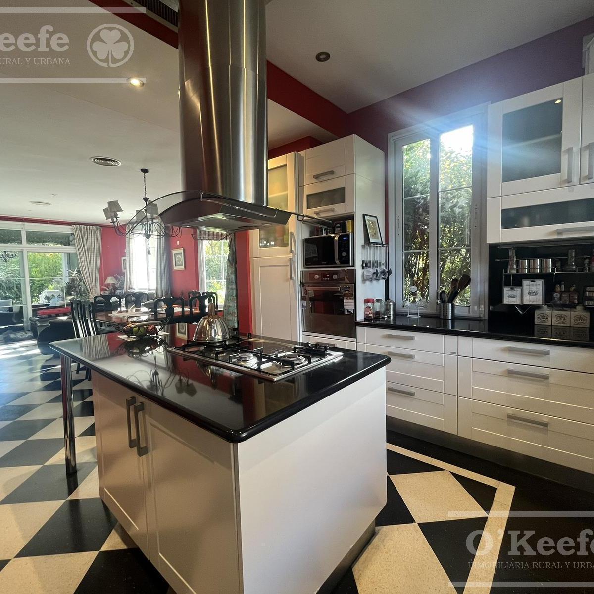 Foto de Casa en venta de estilo francés de cinco ambientes en Abril Club de, imagen 2