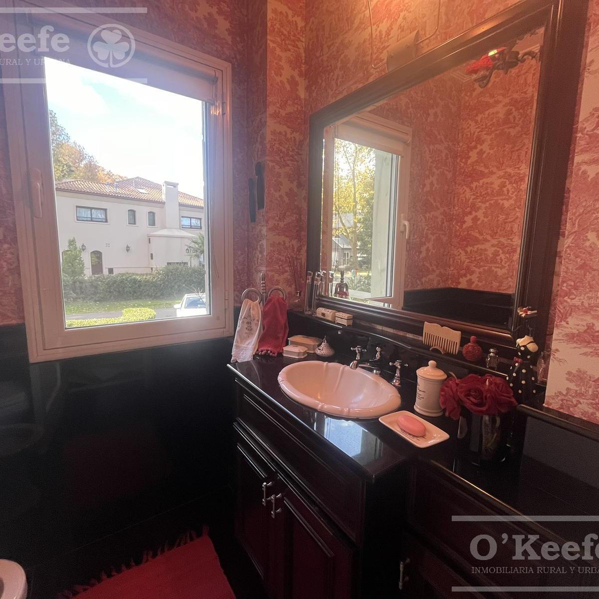 Foto de Casa en venta de estilo francés de cinco ambientes en Abril Club de, imagen 2