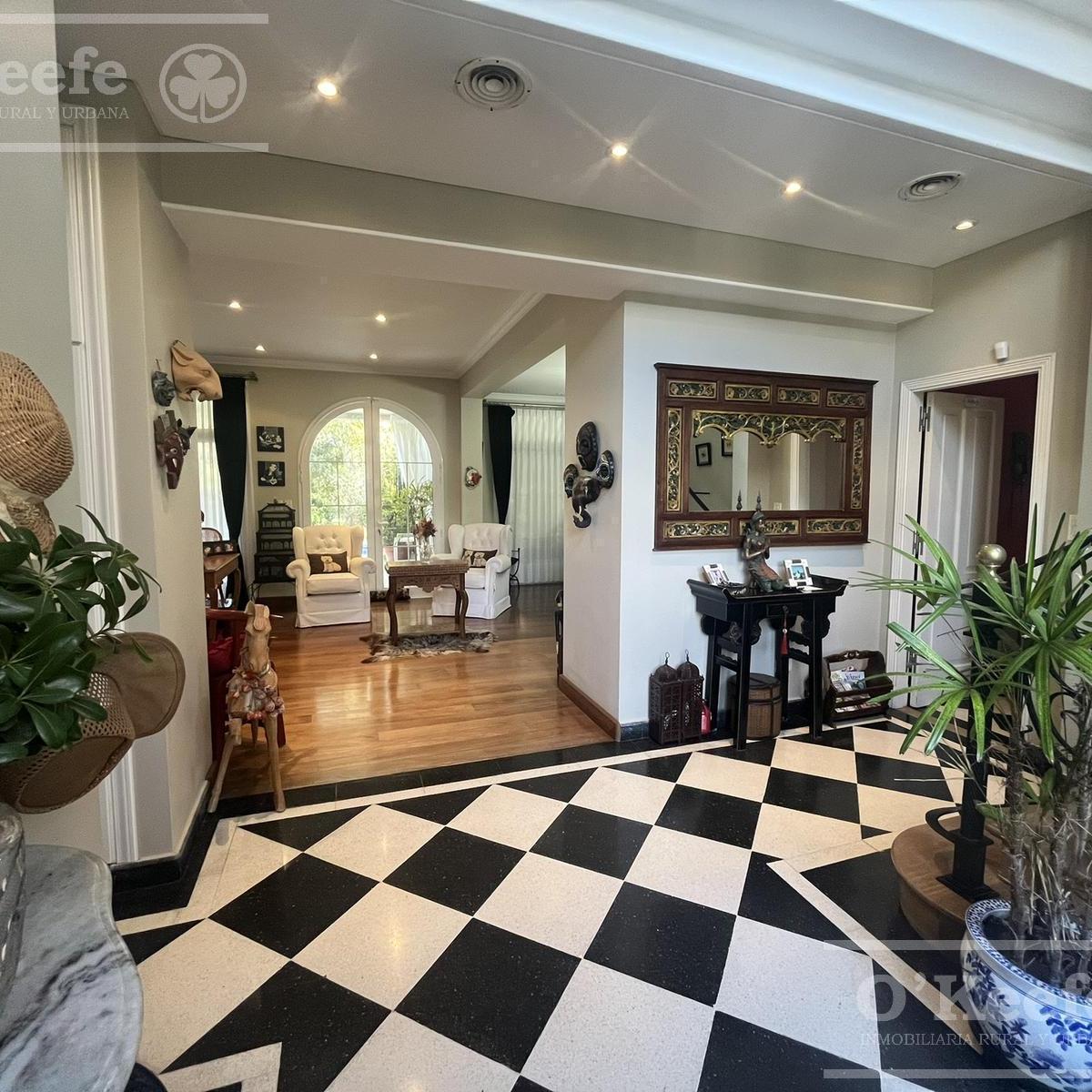 Casa en venta de estilo francés de cinco ambientes en Abril Club de Campo - Apto Credito