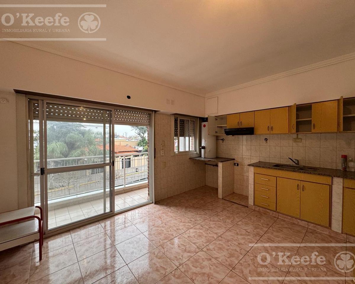 Venta en Block 4 Deptos, Casa, 2 Locales. en Berazategui, Excelente Ubicación. 2