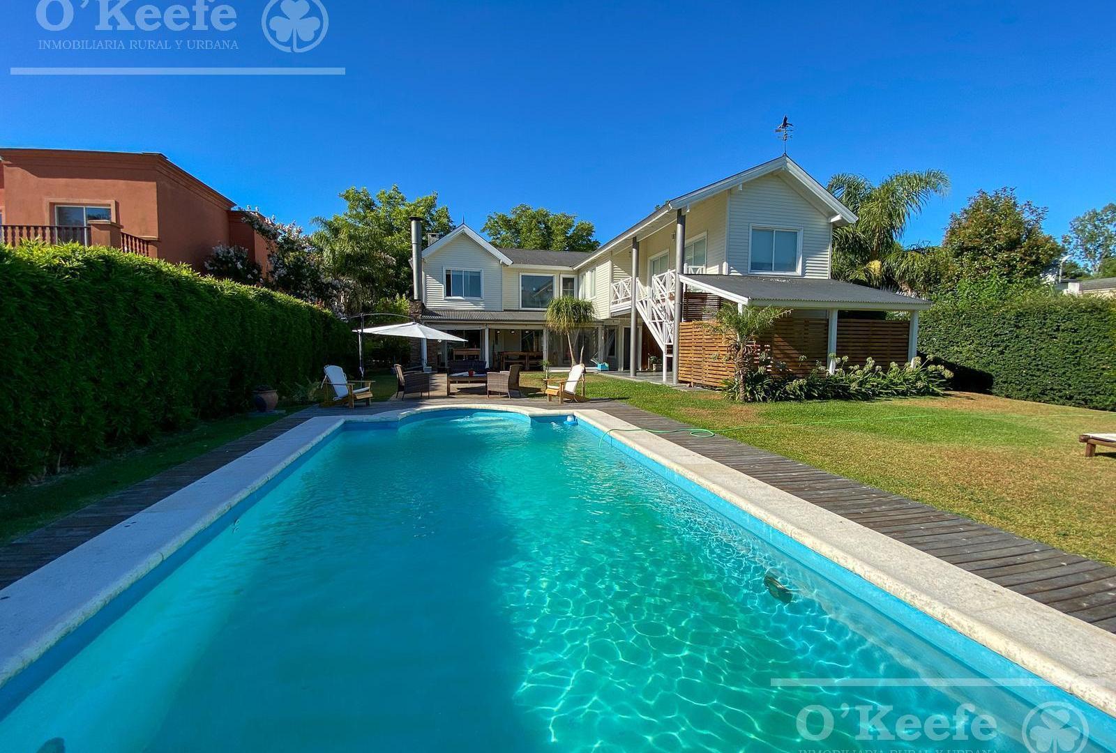 Casa en venta de 6 ambientes con vista al golf en Abril Club de Campo-Hudson. Apto Crédito