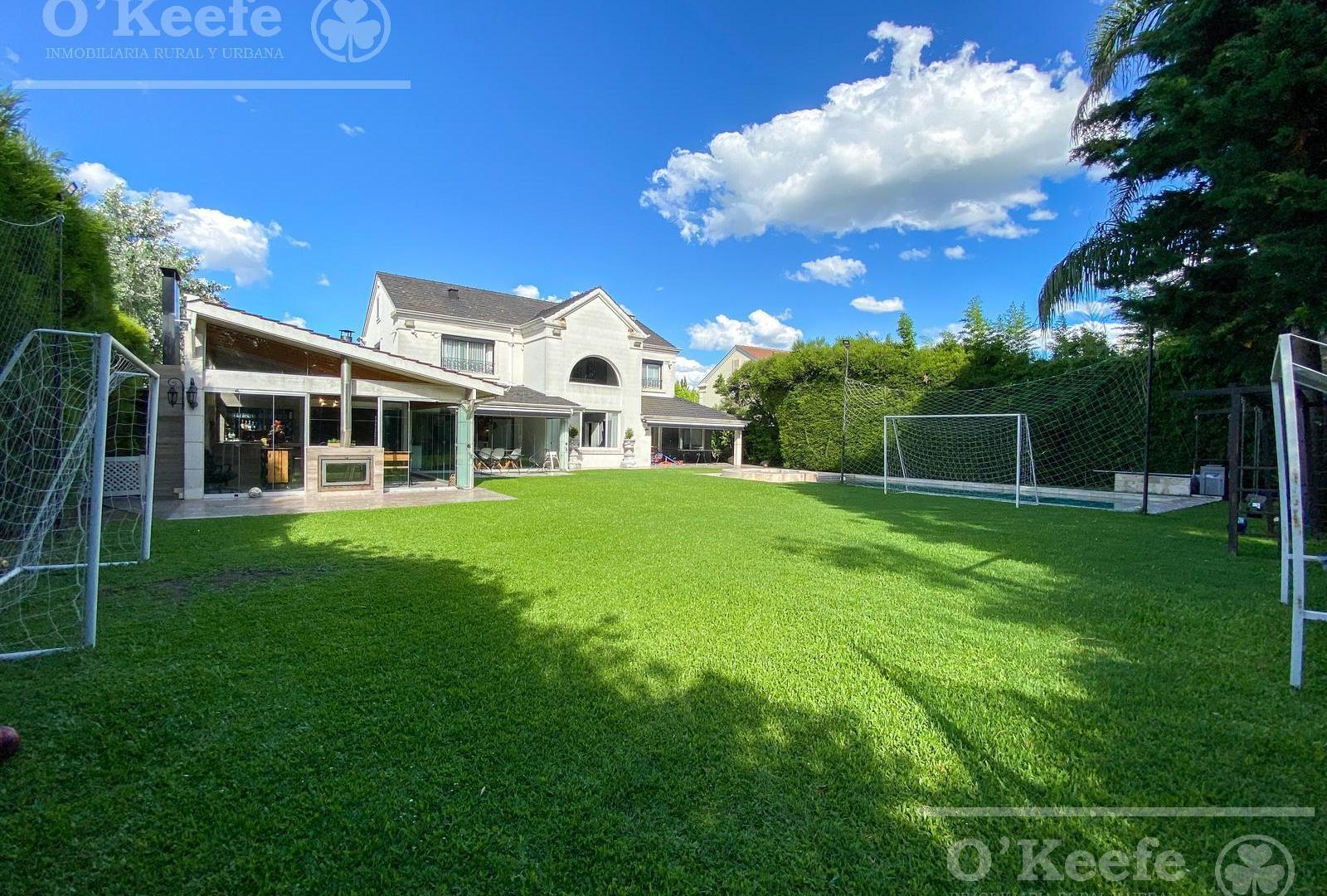 Casa en venta de cuatro ambientes con amplio parque en Abril Club de Campo, Hudson