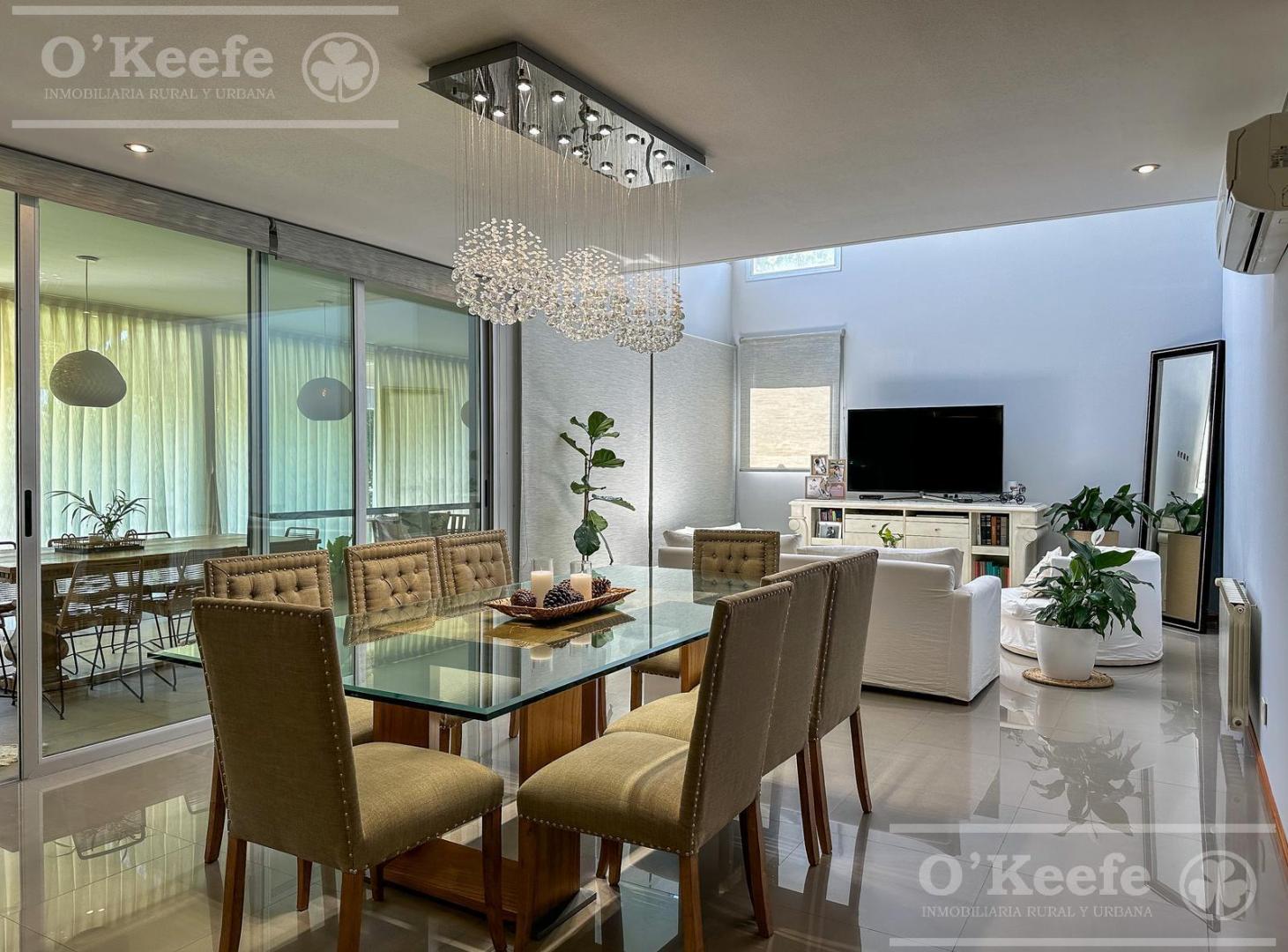 Foto de CASA EN VENTA 6 AMBIENTES - BARRIO NUEVO QUILMES CON SALIDA AL, imagen 1