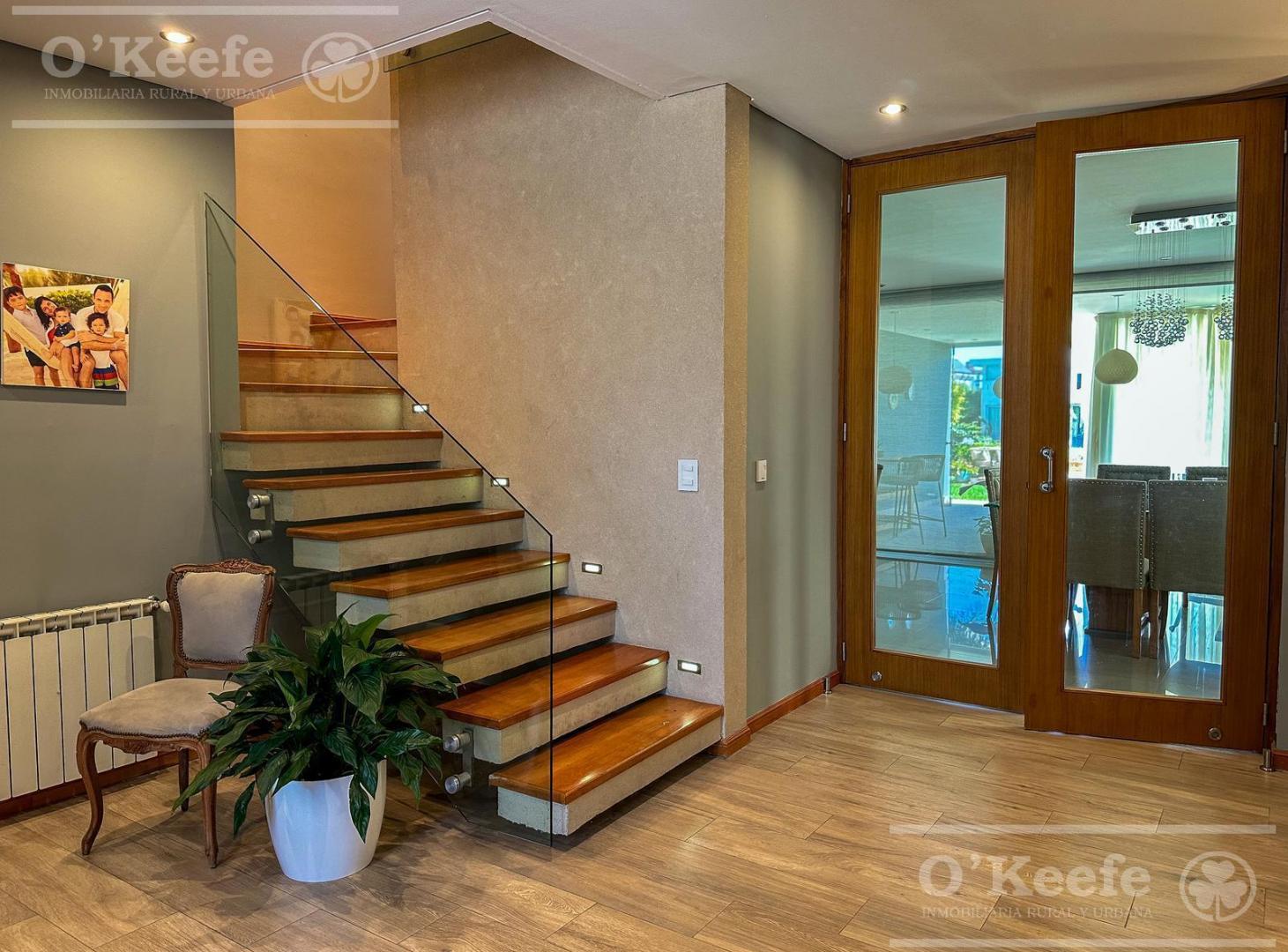 Foto de CASA EN VENTA 6 AMBIENTES - BARRIO NUEVO QUILMES CON SALIDA AL, imagen 3