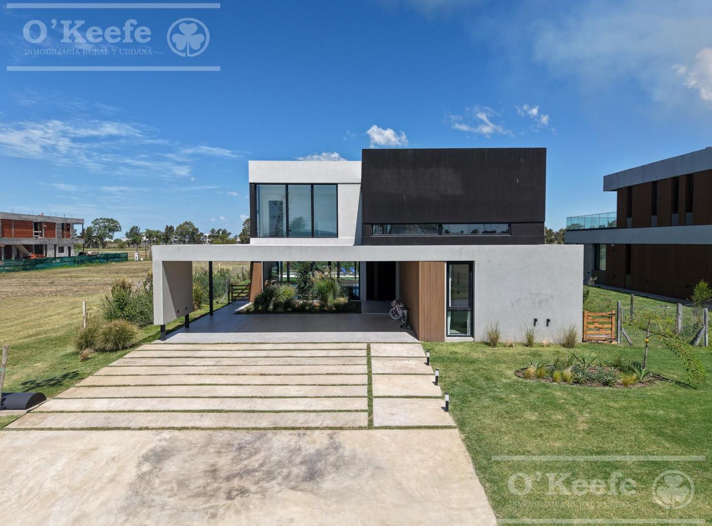 Casa de estilo moderno en Venta, de cinco ambientes, con quincho y piscina en Puerto Nizuc, Hudson