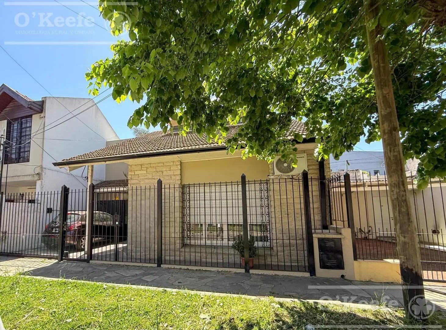 CASA 3 AMBIENTES EN VENTA C/ QUINCHO Y PARQUE, DON BOSCO, BERNAL. APTO CRÉDITO 3