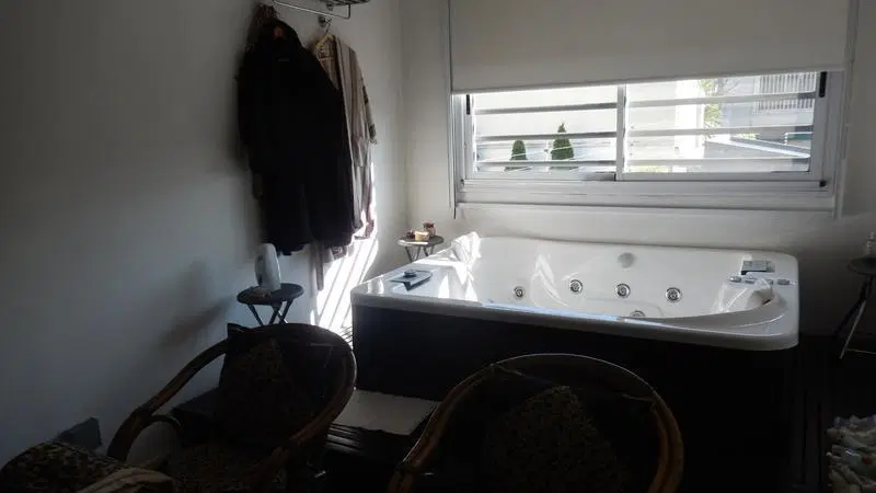 "CASA MINIMALISTA" 5 amb en EXCLUSIVO BARRIO RESIDENCIAL DE BARRIO PARQUE BERNAL!! 5