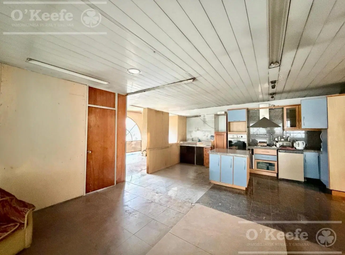 Local comercial con oficina y galpon en venta, Quilmes. Excelente ubicación para diversos rubros. 2
