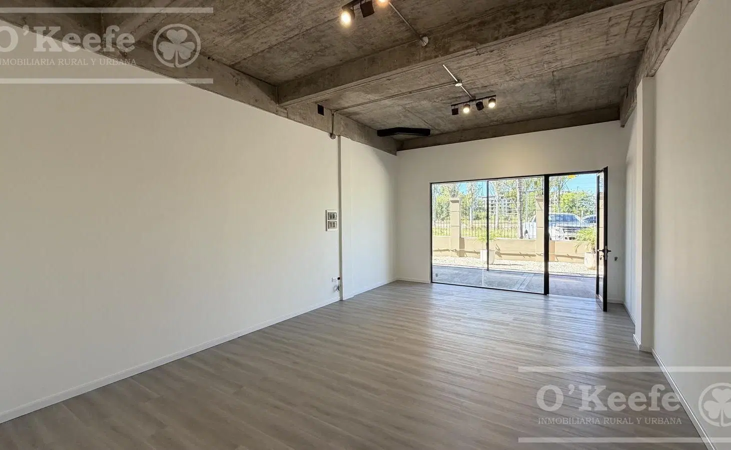 Local comercial con dos cocheras a estrenar en alquiler - Office Garden Hudson 3
