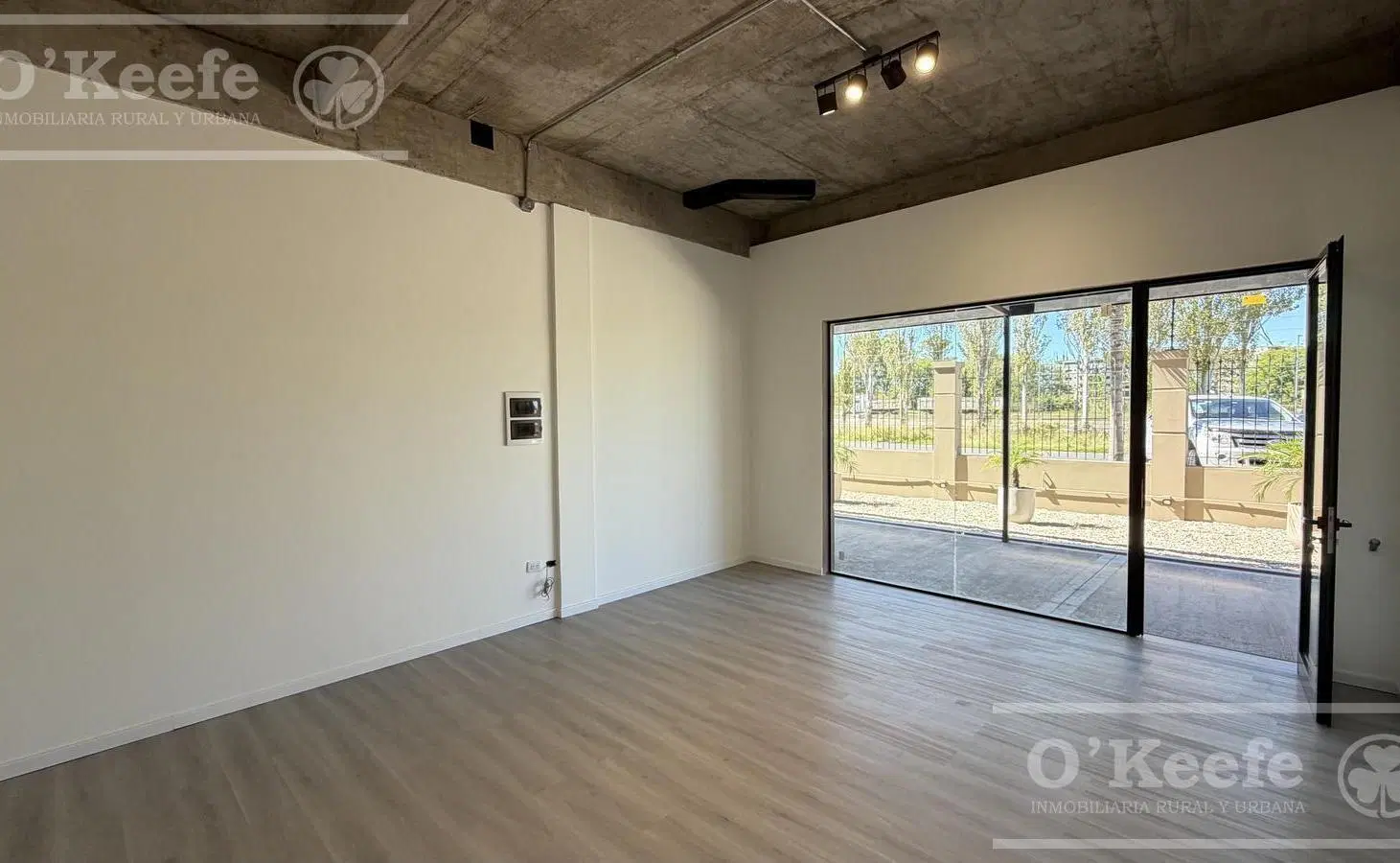 Local comercial con dos cocheras a estrenar en alquiler - Office Garden Hudson 4
