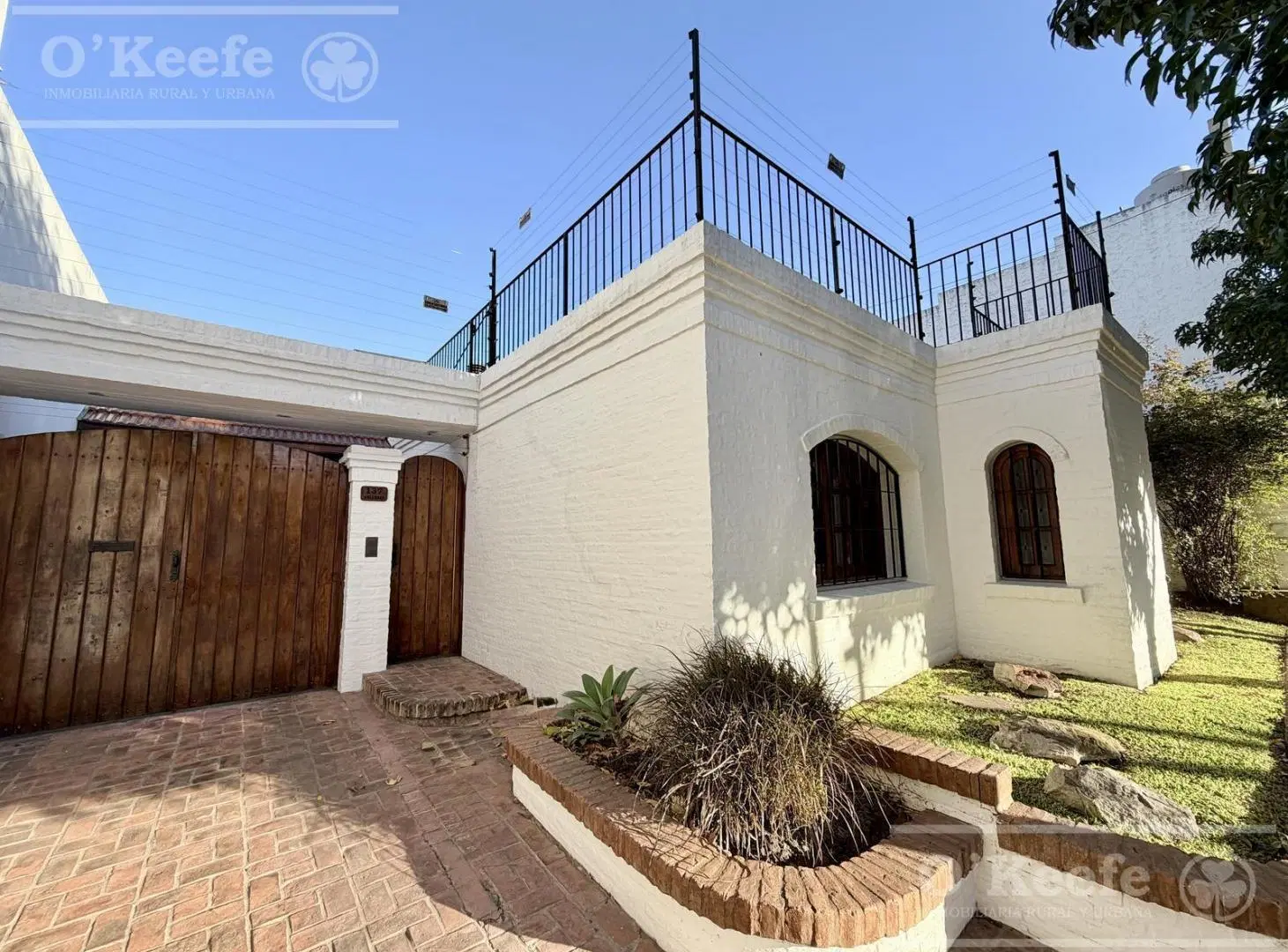 Casa -Quilmes en una planta con gran parque, pileta y quincho ,excelente estado. 2