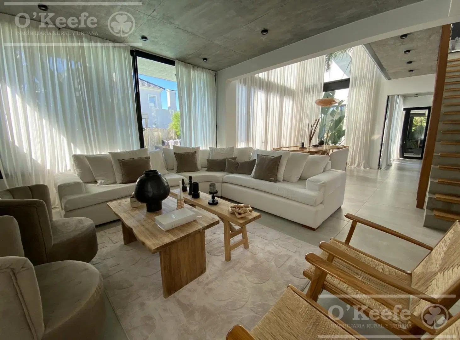 Casa en venta en hormigón visto, con piscina climatizada, detalles de categoría, Fincas de Hudson 2