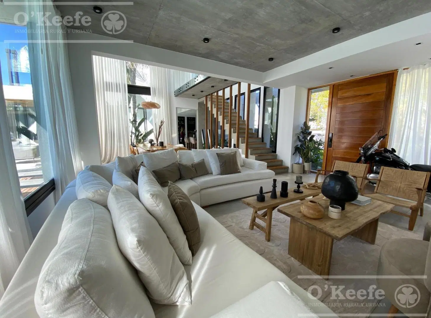 Casa en venta en hormigón visto, con piscina climatizada, detalles de categoría, Fincas de Hudson 5