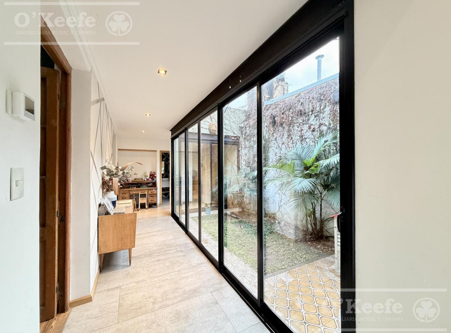 Foto de Casa 4 Ambientes Refaccionada a Nuevo con Cochera Doble - Apto crédito -Quilmes Oeste, imagen 1
