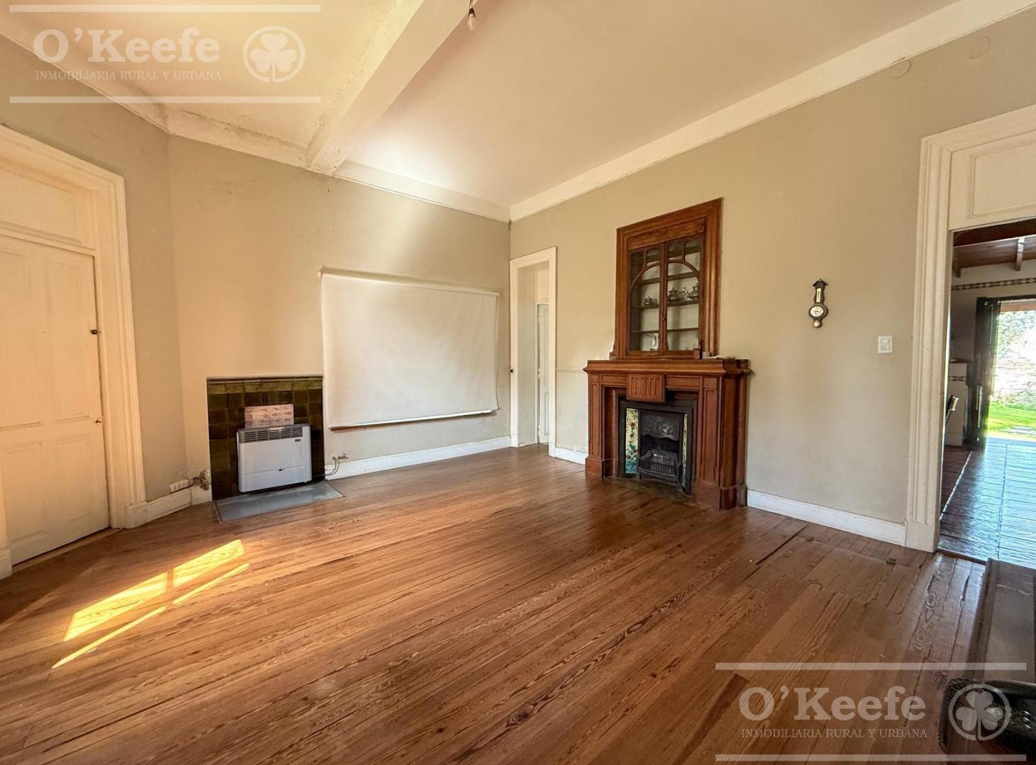Foto de OPORTUNIDAD Gran Casa de 8 ambientes en venta APTO CREDITO. Con Jardin, imagen 1