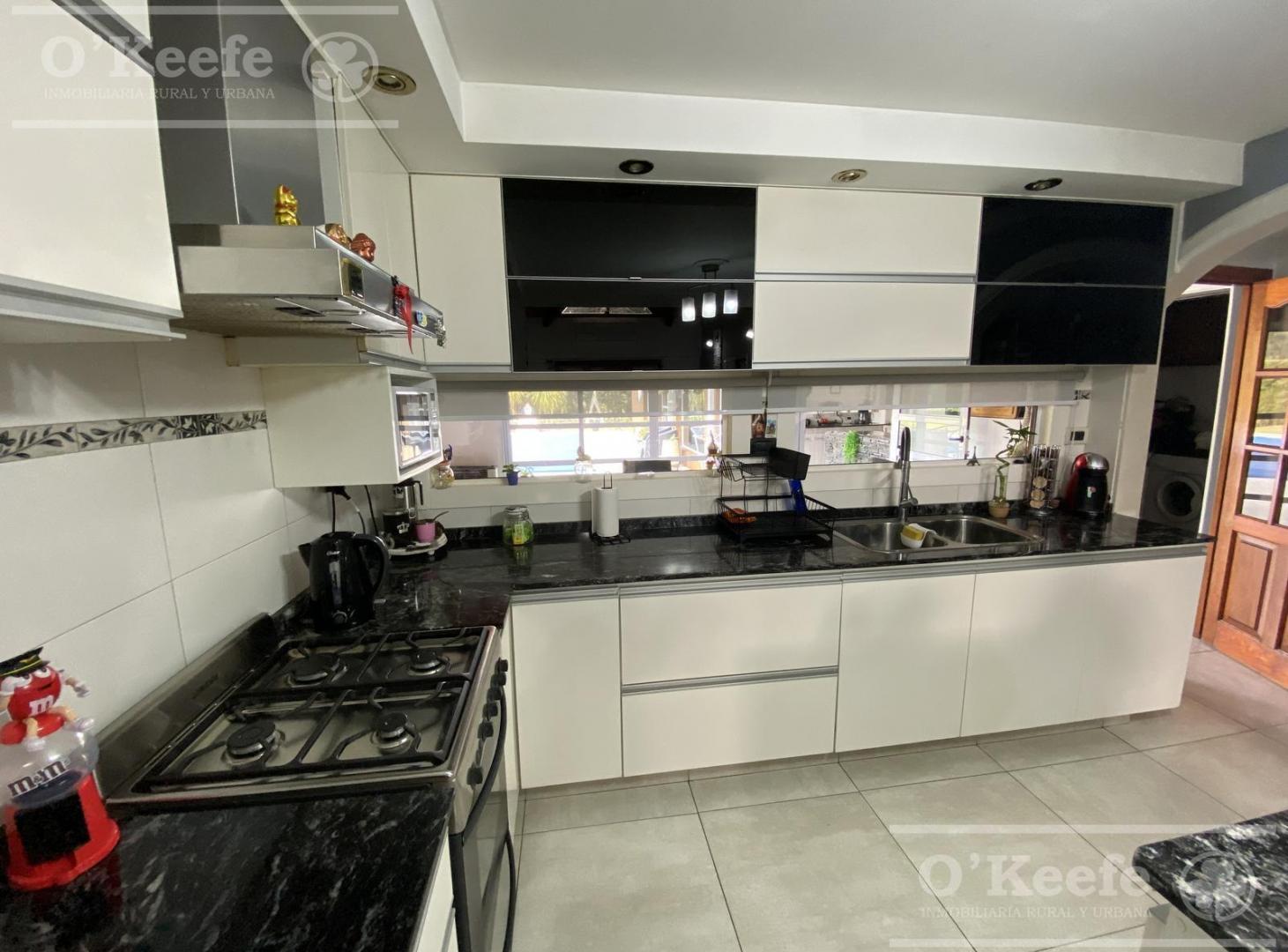 Foto de Casa Moderna en venta sobre dos lotes con excelente ubicación en El Pato, imagen 2